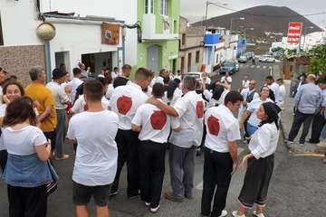 Una diana floreada prepara a Lomo Magullo para la Traída del Agua (Foto Francisco Javier Santana y José Florido)